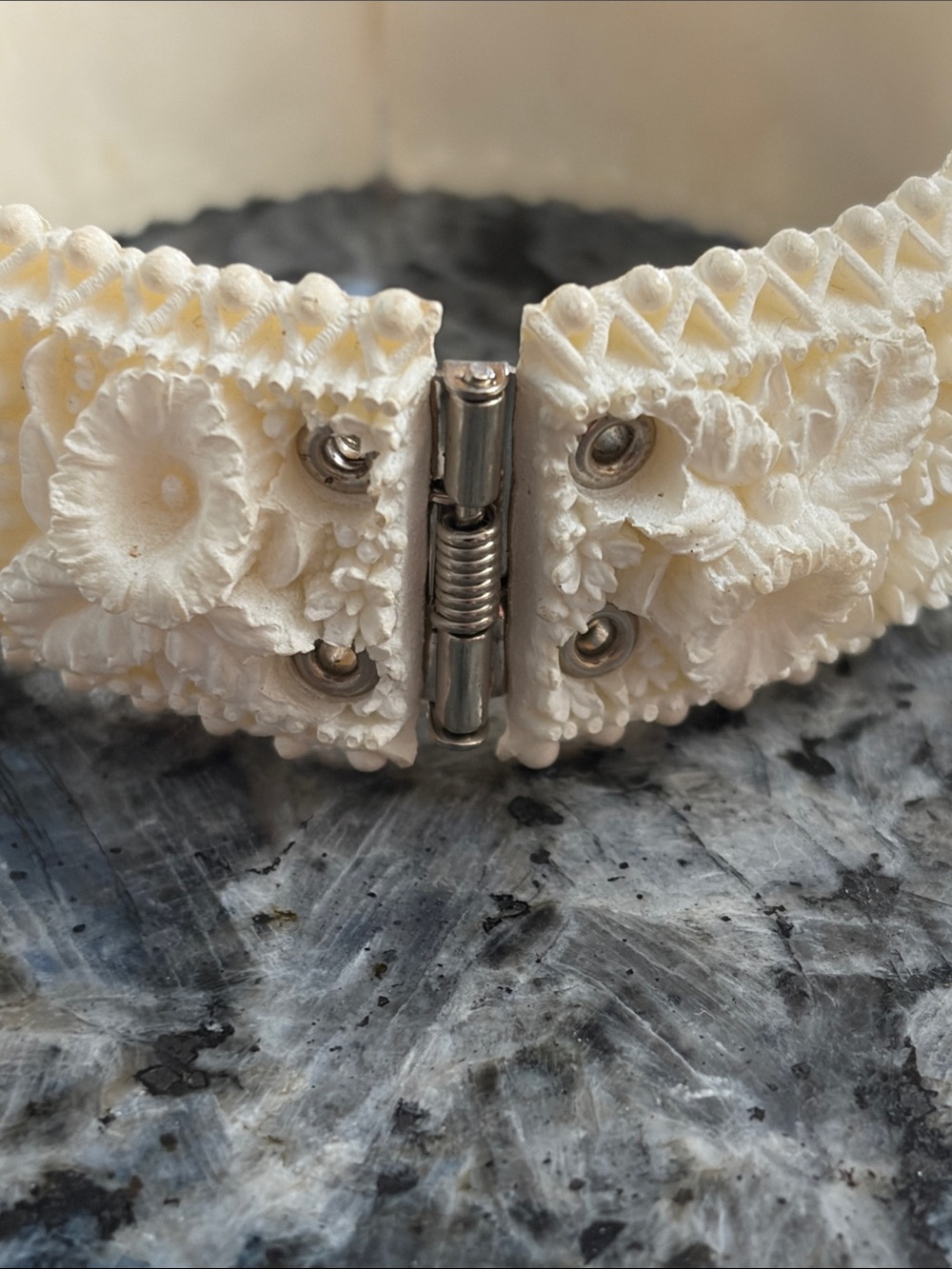Vintage Molded Celluloid Resin Floral Bangle Clamper Bangle Bracelet - Picture 5 of 7